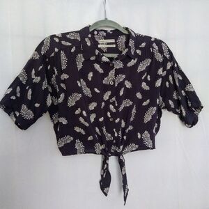 Urban Outfitters Button Down Navy And White Floral Print Tie Crop Top, Size M